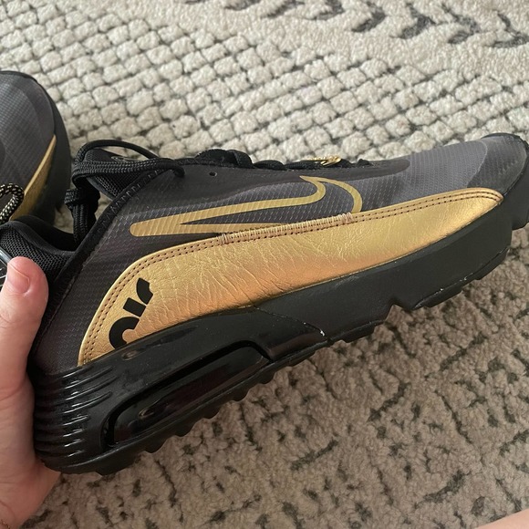 NEW Nike air max 2090 black metallic gold sneakers size 10.5 - Picture 4 of 7